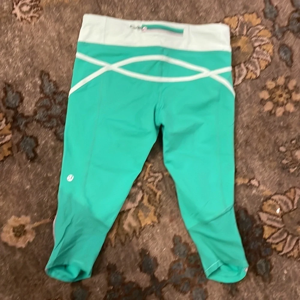 Lululemon cropped leggings.